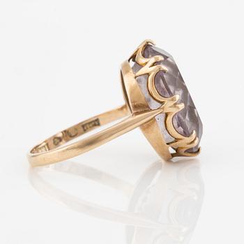 Ring, 18K guld med oval ametist.