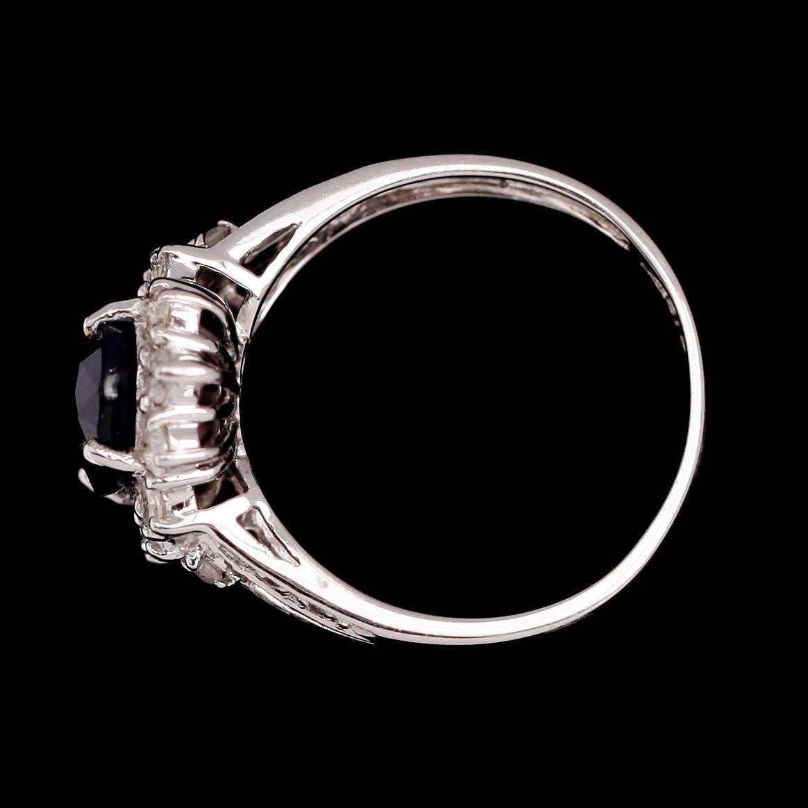 RING, 10 k vitguld, safir ca 3.15 ct. briljantslipade diamanter tot ca 0.70 ct.