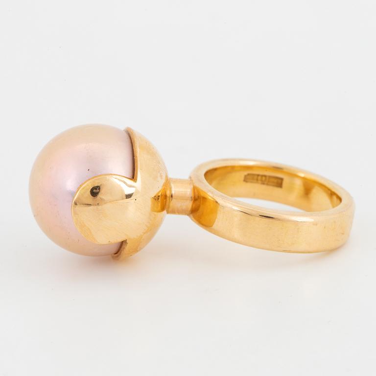 ROLF KARLSSON, Ring, 18K rödguld med stor rosa japansk sötvattenspärla 16 mm.