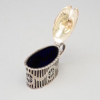 A mustard pot, a pepper pot, a salt cellar, silver, London, England, early 20th century. Weigth ca 412 grams.