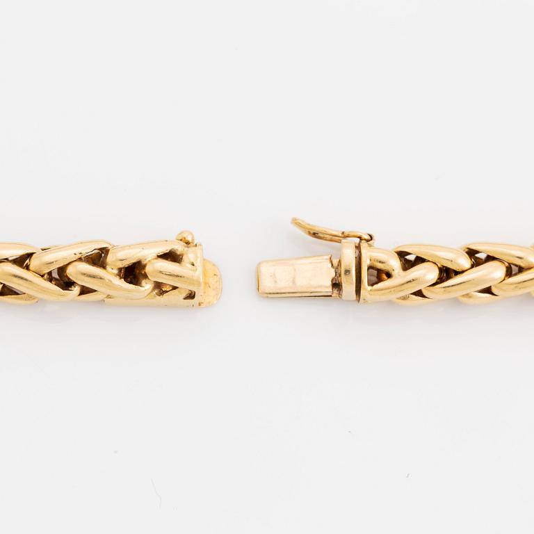 Collier 18K guld med ett mynt, en safir, en rubin och runda briljantslipade diamanter.