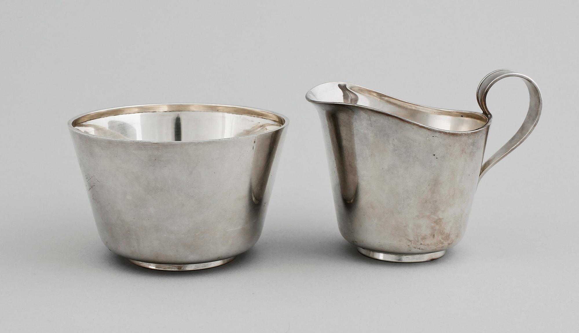GRÄDDKANNA samt SOCKERSKÅL, silver, W A Bolin, Stockholm 1943. Vikt 220g.
