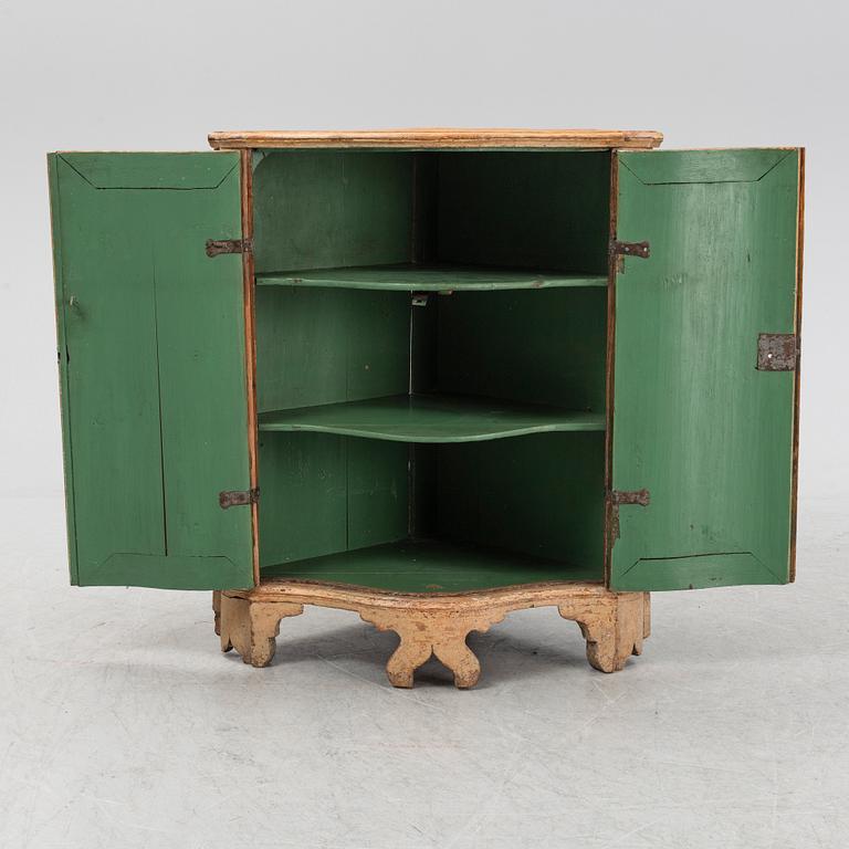 Hörnskåp, 1700-tal. Rokoko.