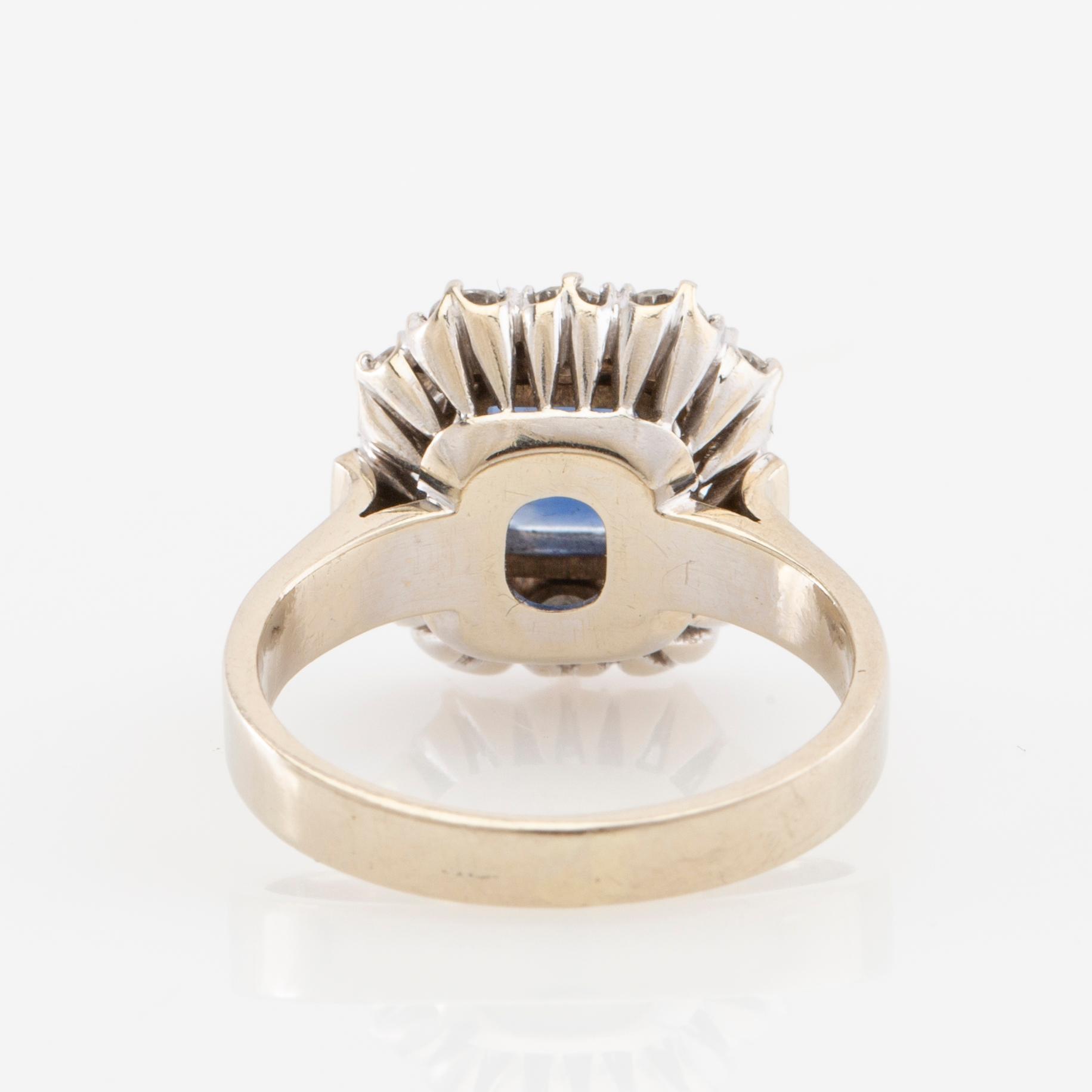 Ring in 18K white gold set with a step-cut sapphire and round brilliant-cut diamonds.