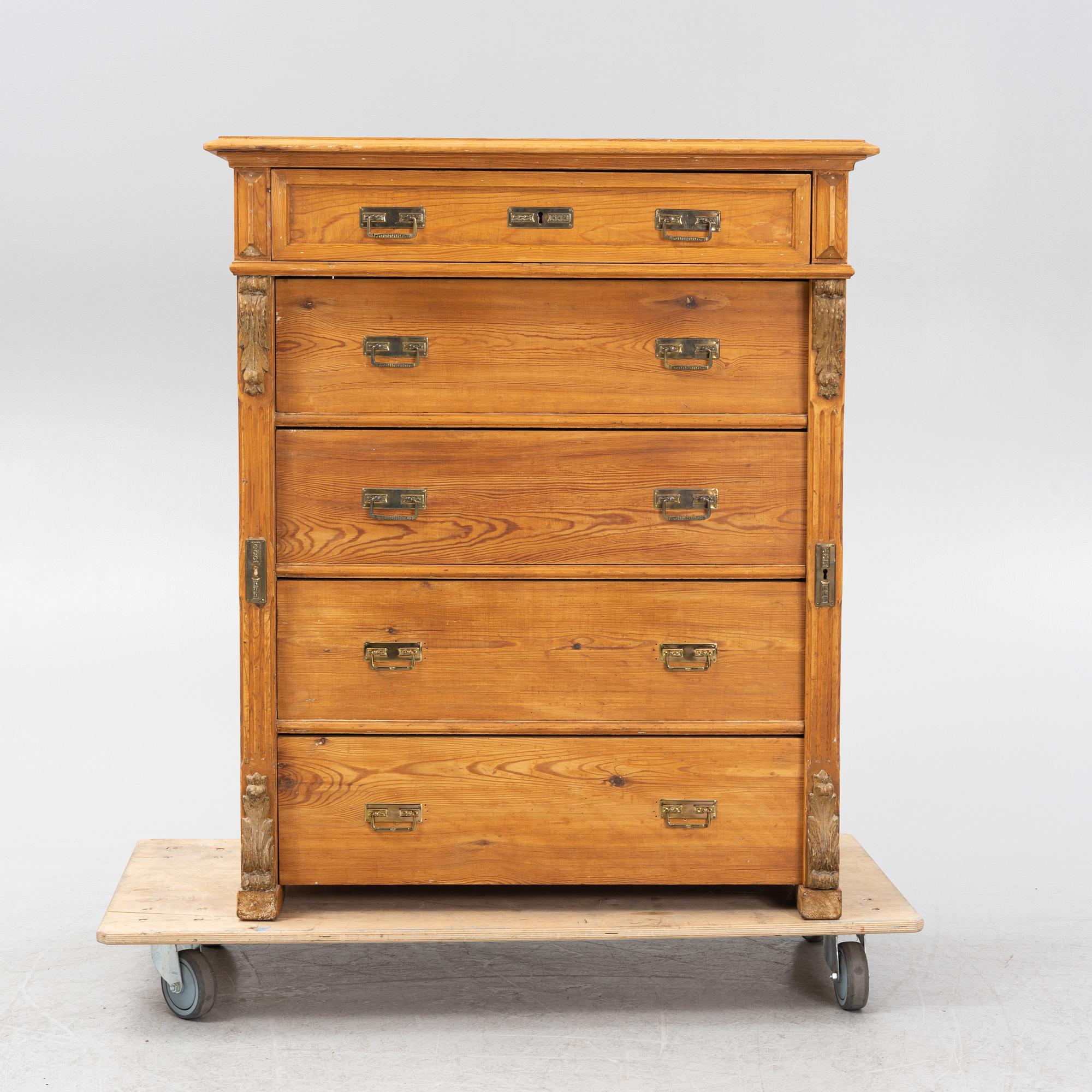 A pinewood chest of drawers, end of the 20th Century.