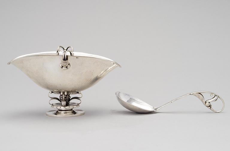 SÅSSKÅL MED SKED, silver, Georg Jensen, Köpenhamn 1915-21. Design nr 233 och 141.