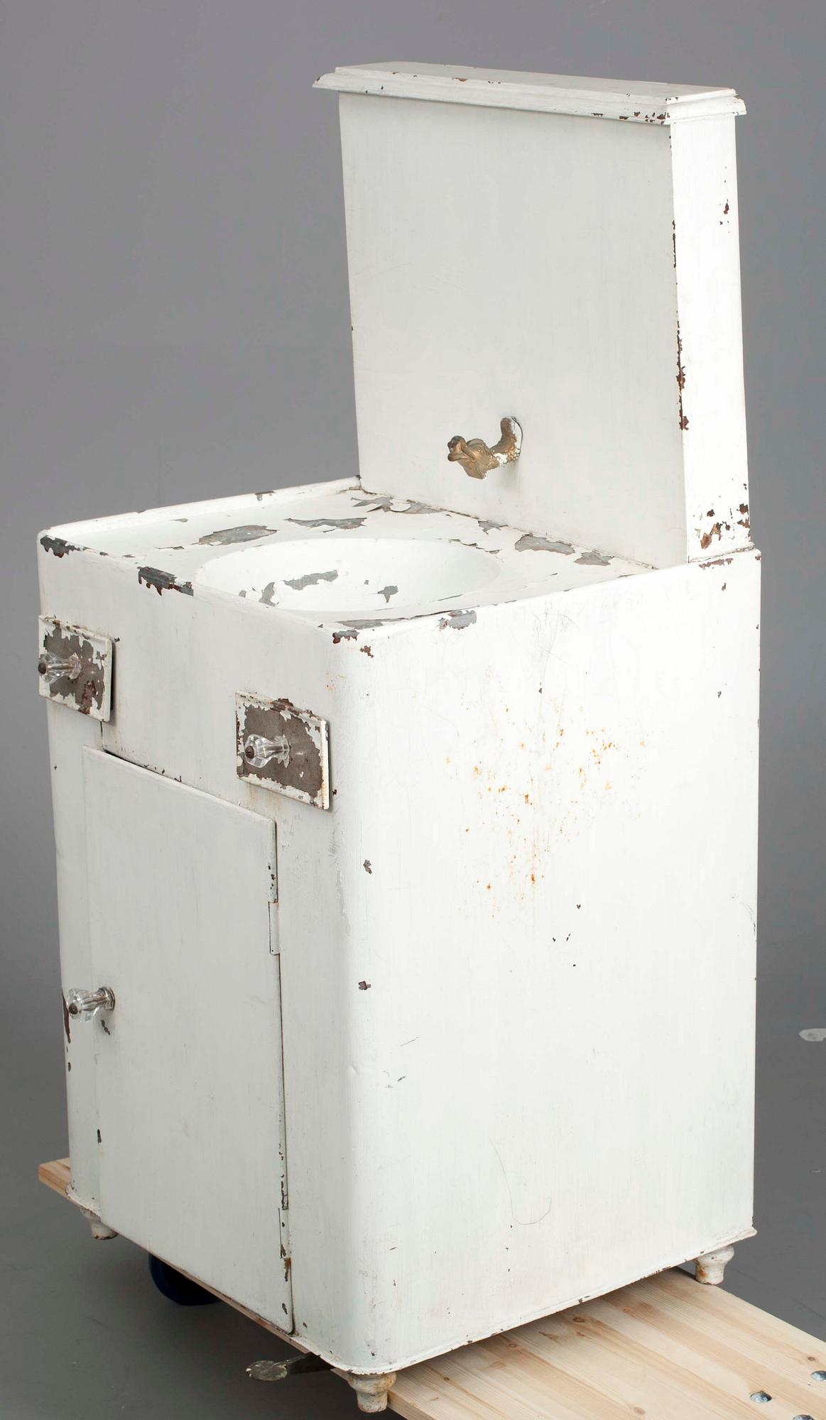 TVÄTTKOMMOD, målad plåt samt, SET MED TVÄTTATTIRALJER, 4 delar, porslin, Kuznetsov, 
Ryssland 1800-talets slut.