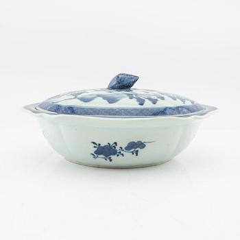 A blue and white export porcelain tureen with cover, China, Qing dynasty, around 1800.
