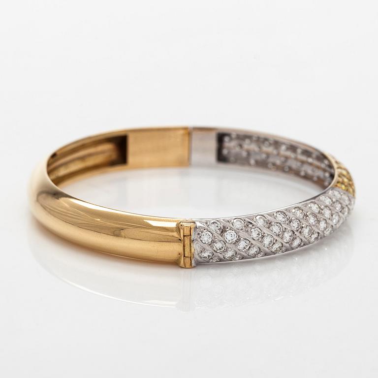 Tillander, armring, 18K guld med briljantslipade diamanter totalt ca 6.62 ct, Helsingfors 1986.
