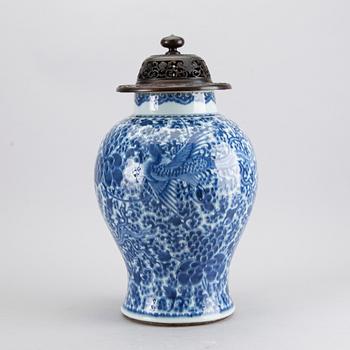 A CHINESE 18TH CENTURY PORCELAIN URN.