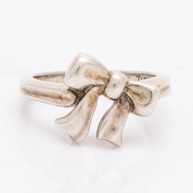 Tiffany 1 ring with a bow and heart pendant with chain, 1 more ring, sterling silver, total weight 20,8 g.