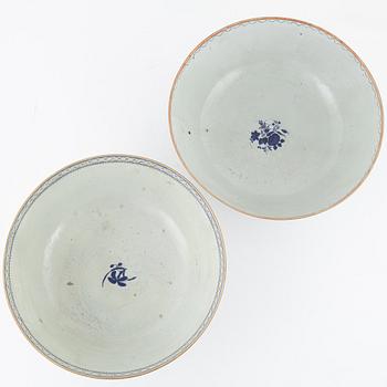 A pair of porcelain punsch bowls, China, Jiaqing (1796-1820).