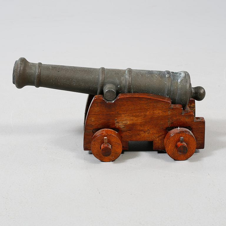 SALUTKANON, brons och trä, troligen tidigt 1900-tal.