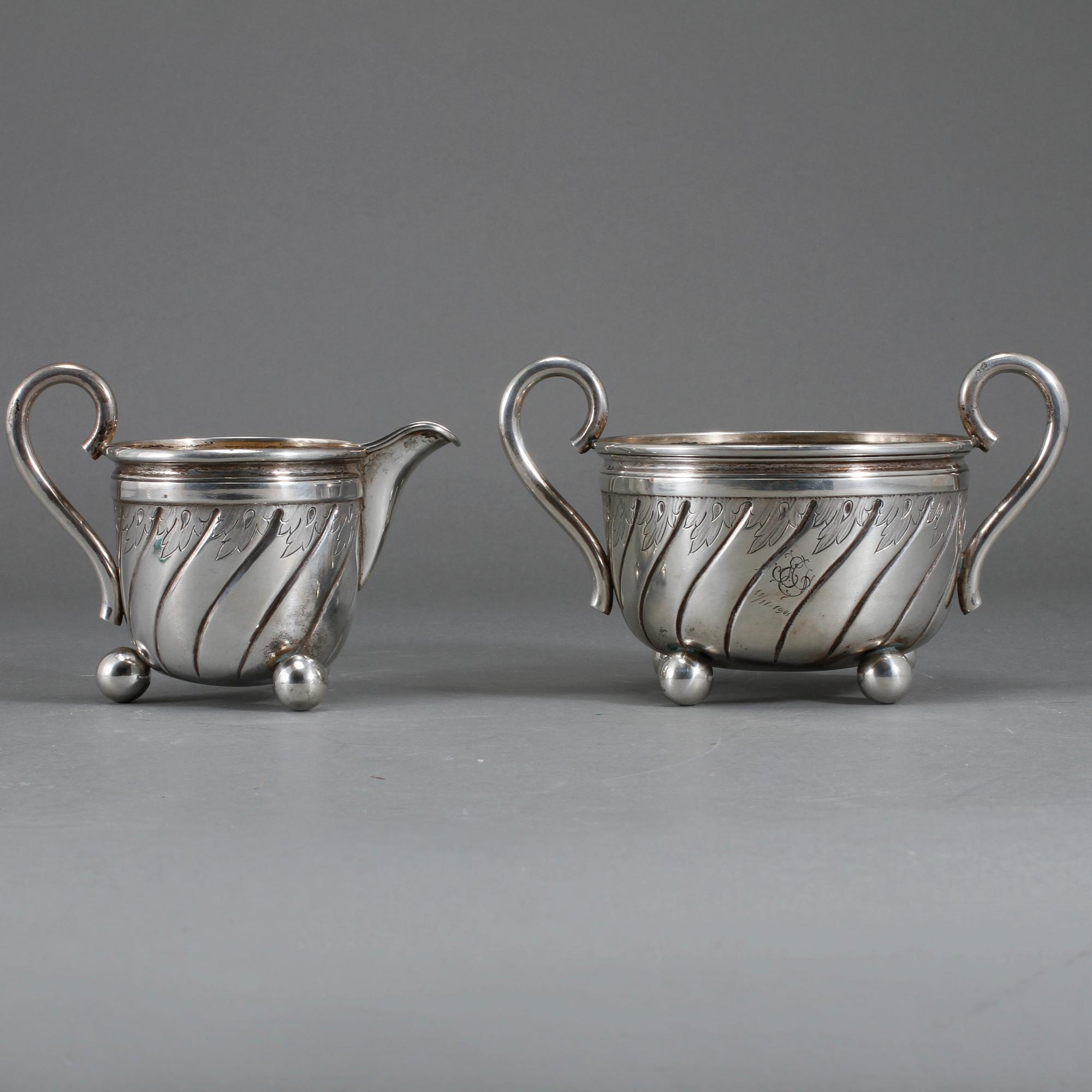 SOCKERSKÅL samt GRÄDDKANNA, silver, Danmark eller Norge, omkring sekelskiftet 1900, 313 gram.