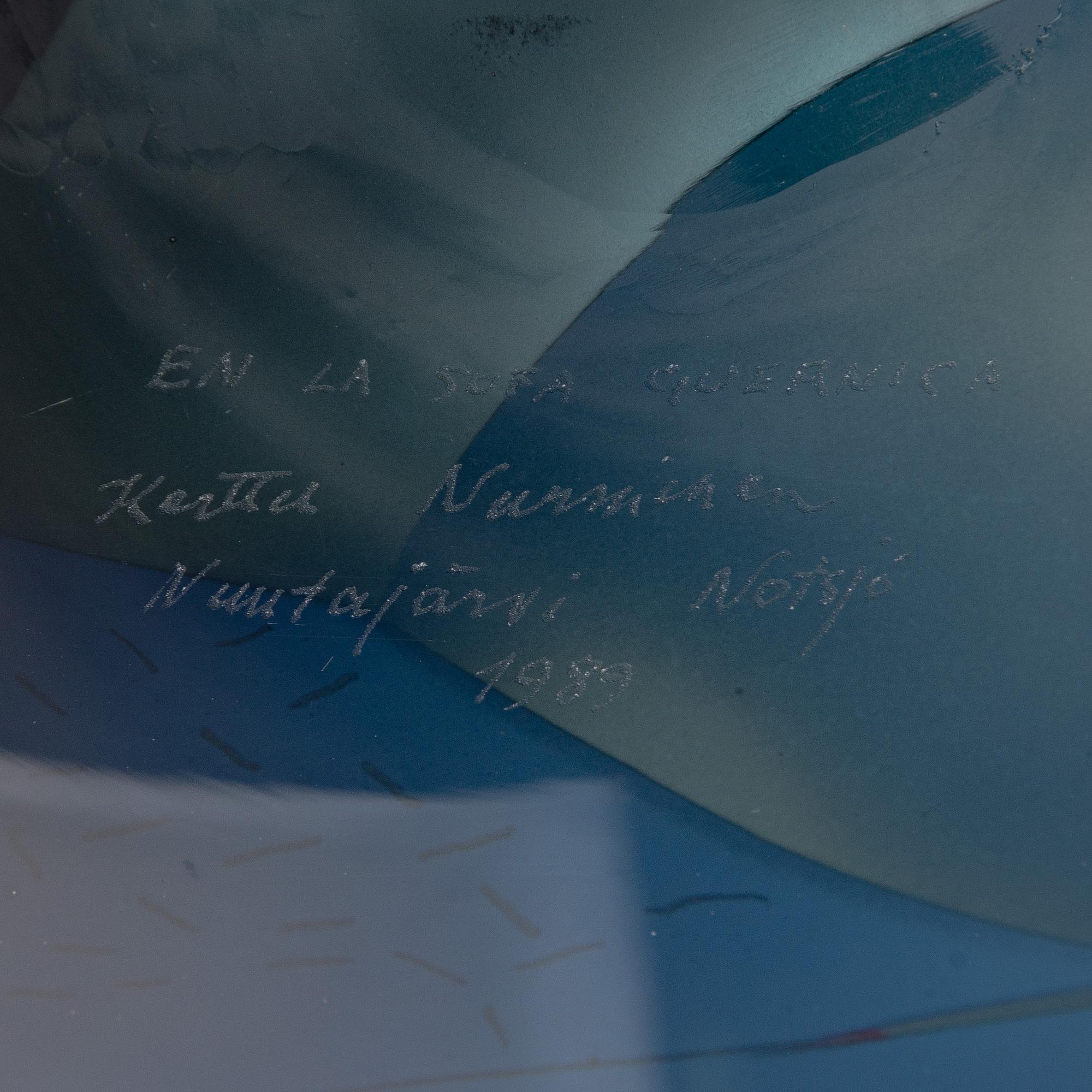 Kerttu Nurminen, taidelasi, signeerattu "En la sofa Guernica Kerttu Nurminen Nuutajärvi 1989".