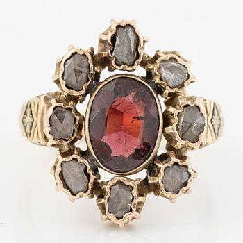 Ring 18K guld med en fasettslipad granat och rosenslipade diamanter.