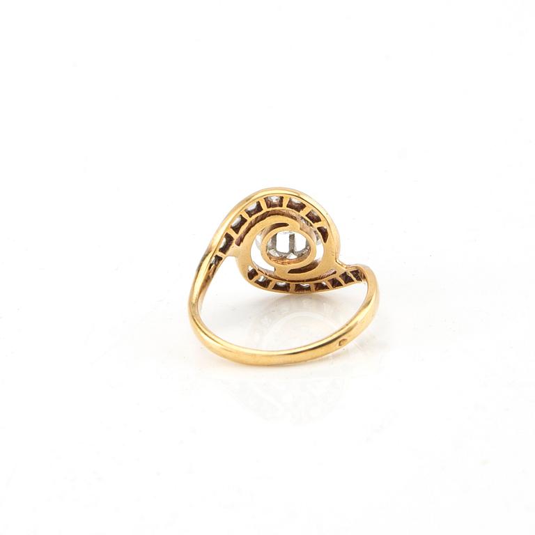 Ring in 18K gold with old-cut and rose-cut diamonds, France, first half of the 20th century.