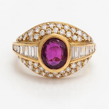 An 18K gold ring with baguette and brilliant cut diamonds and a ruby.