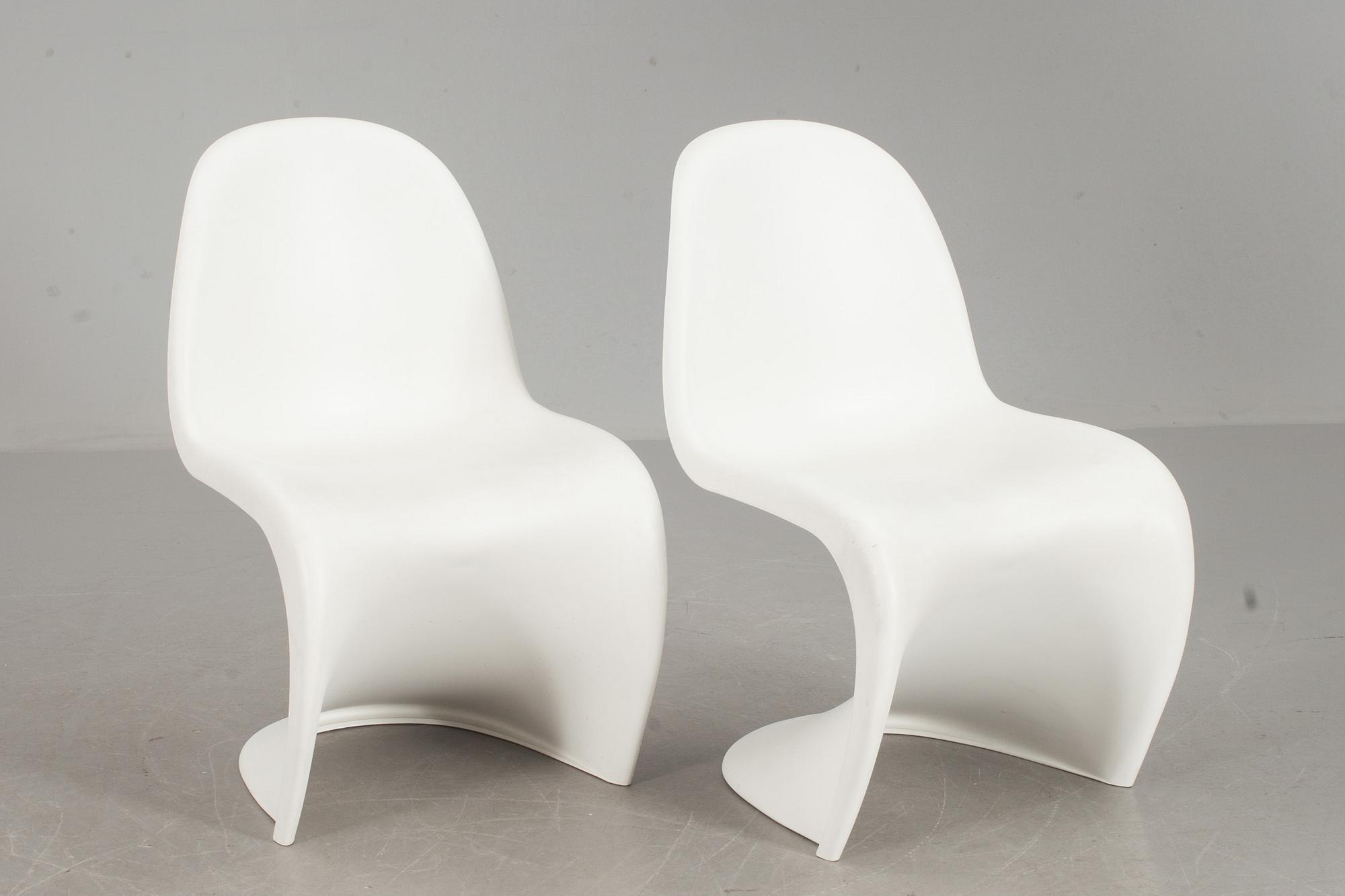 STOLAR, ett par, "Panton chair", Verner Panton för Vitra, formgivna 1960.