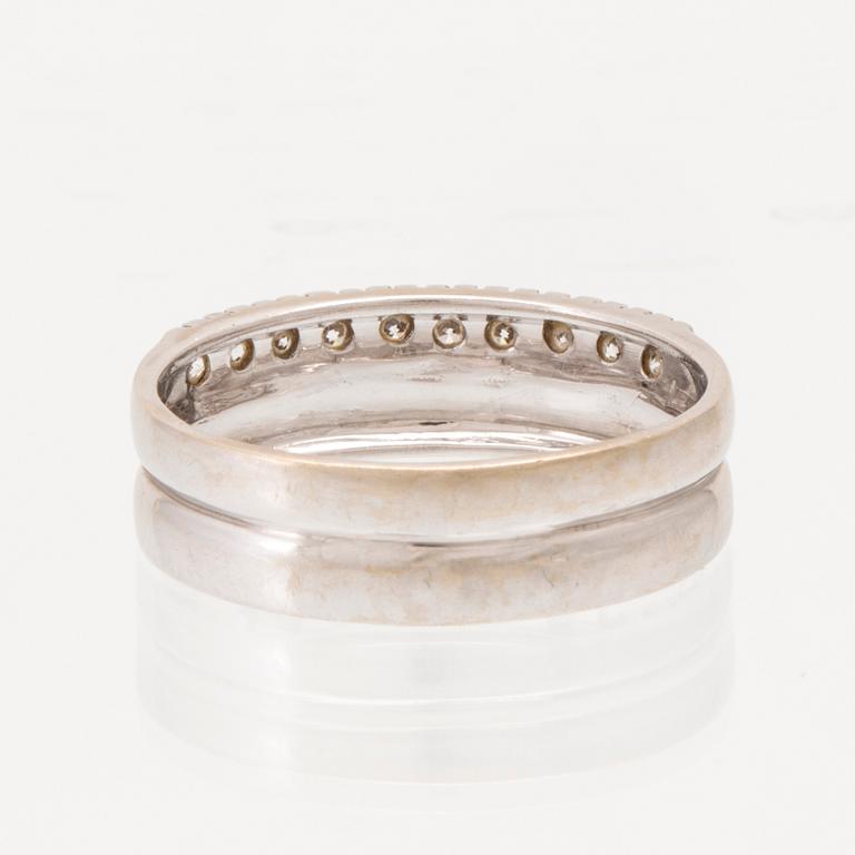 An 18K white gold ring set with round brilliant-cut diamonds.
