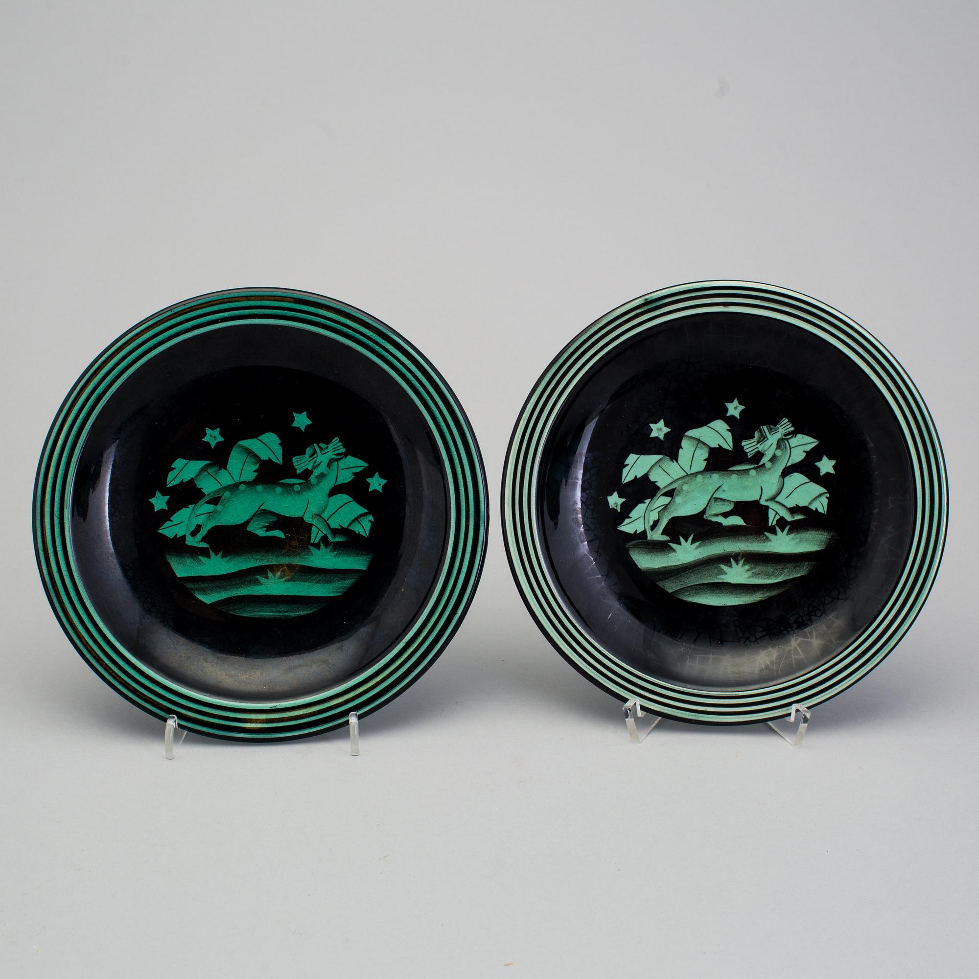 5 plates and 1 lidded box of the "V series" by Ilse Claesson for Rörstrand, 1930´s.