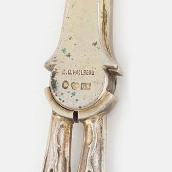 Four knives, a scissor and a spoon, including Anders Lunqvist, Stockholm 1833.