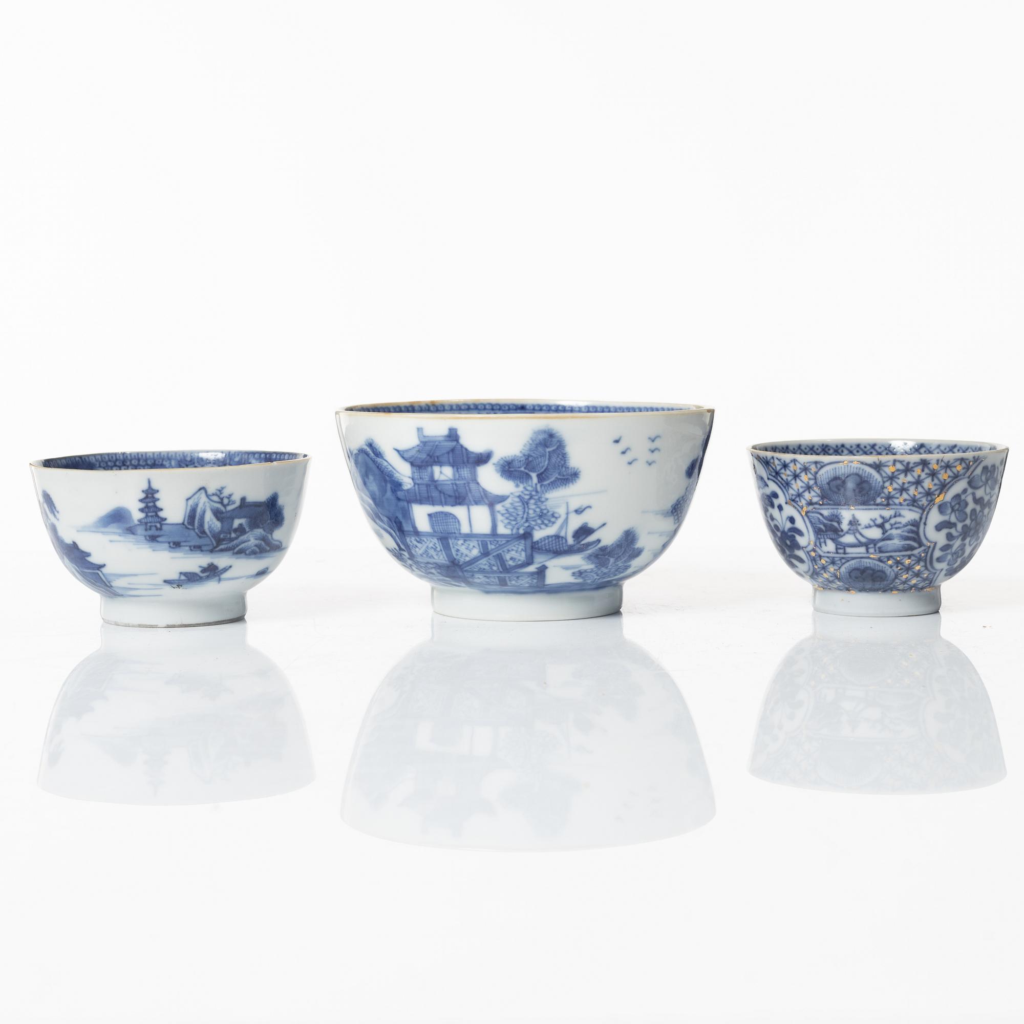 A Chinese blue and white jug, an ewer and three cups, Qing dynasty, Qianlong (1736-95).