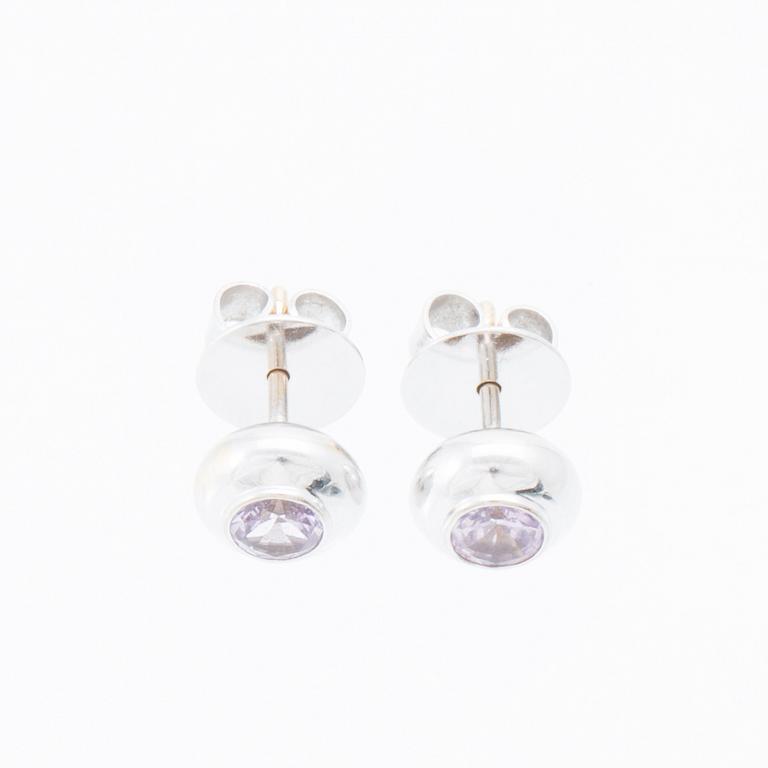 A pair of 18K white gold earrings set with round faceted pink spinels.