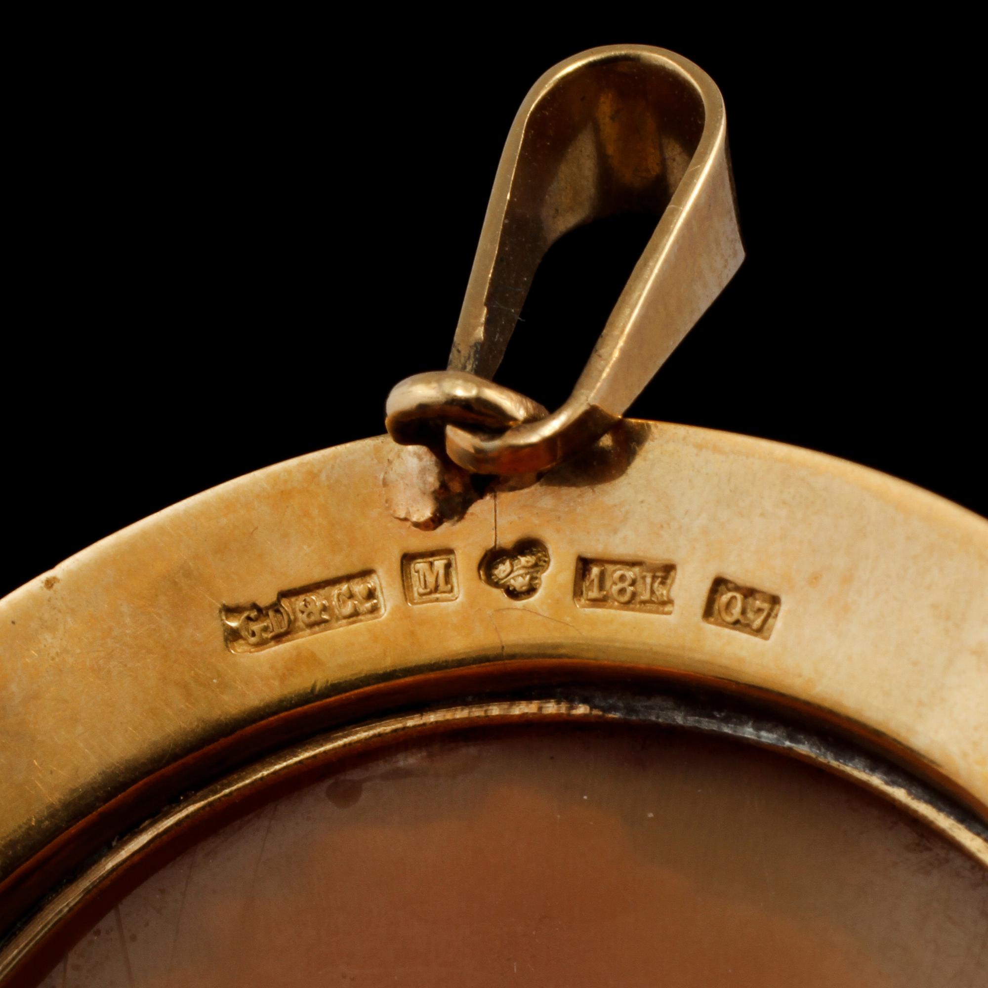 BROSCH, 18k guld samt skuren snäckskalskamé, Gustav Dahlgren & Co, Malmö, 1966. Vikt 21 g.