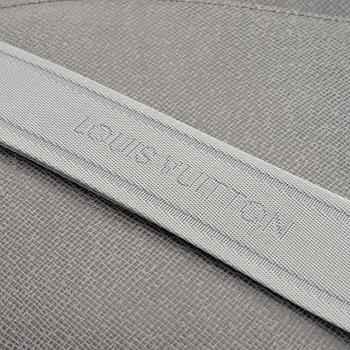 Louis Vuitton, "Taiga Roman MM", väska.