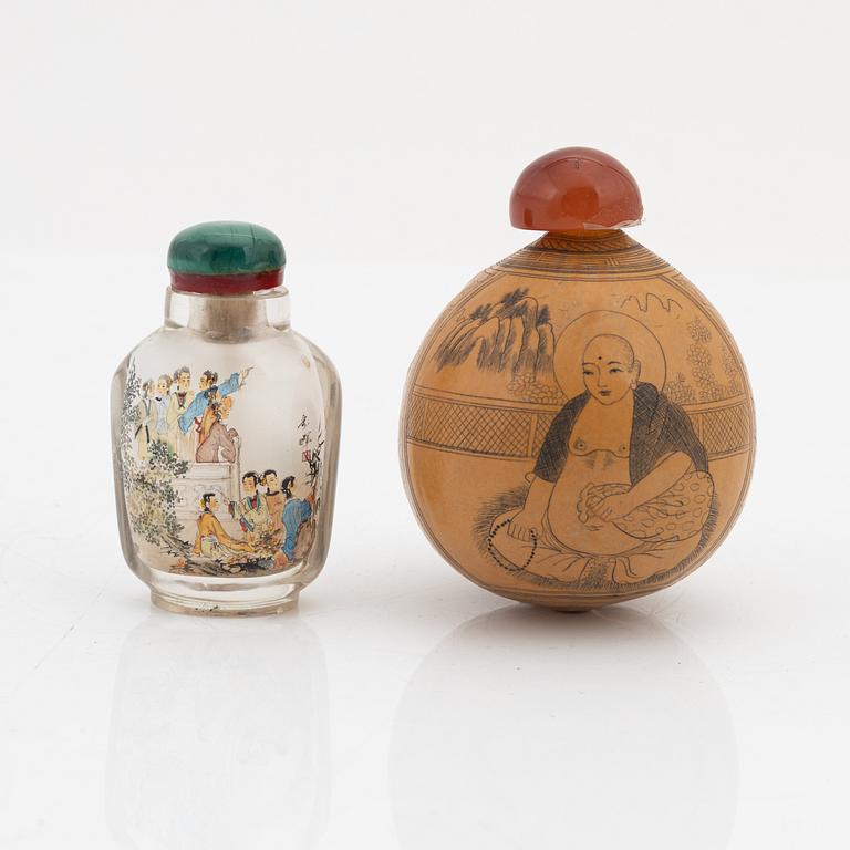 Snusflaskor, två stycken, en insidesmålad en kalebass. Kina, 1900-tal.