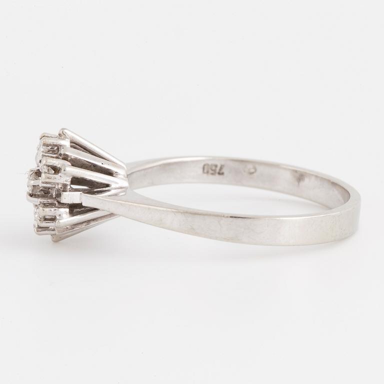 RING, 18K vitguld med briljantslipade och åttkantslipade diamanter. Certifikat medföljer.