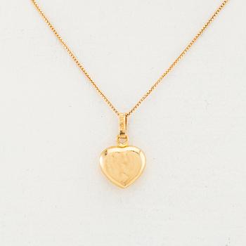 Necklace 18K gold with a pendant in the shape of a heart.