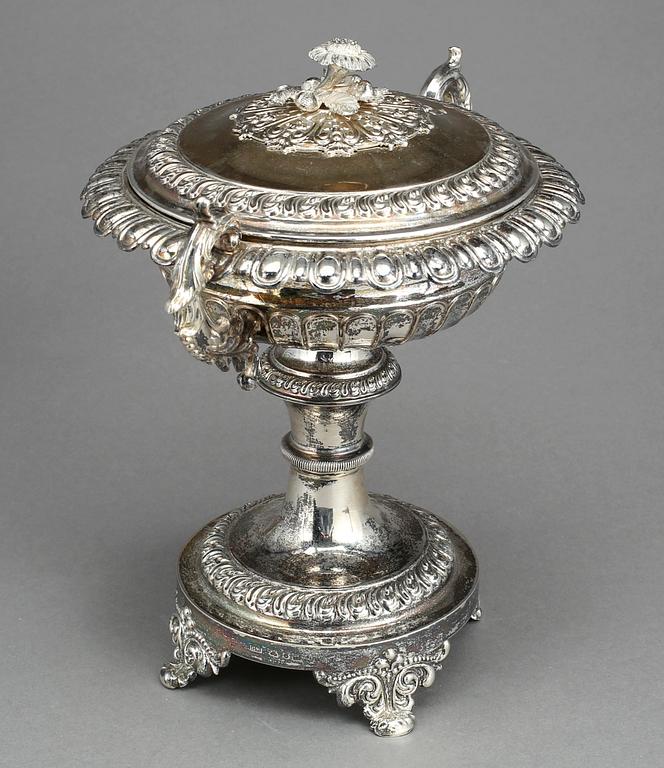 SOCKERSKÅL PÅ FOT, silver, senempire, Gustaf Möllenborg, Stockholm 1839. Vikt ca 646 gram.