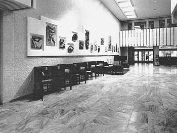 Tyra Lundgren, relief "Vilande påfågelduva", egen ateljé ca 1960.