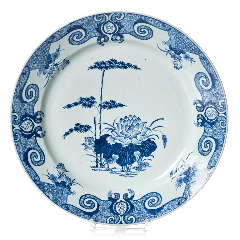 A blue and white serving dish, Qing dynasty, Qianlong (1736-95).