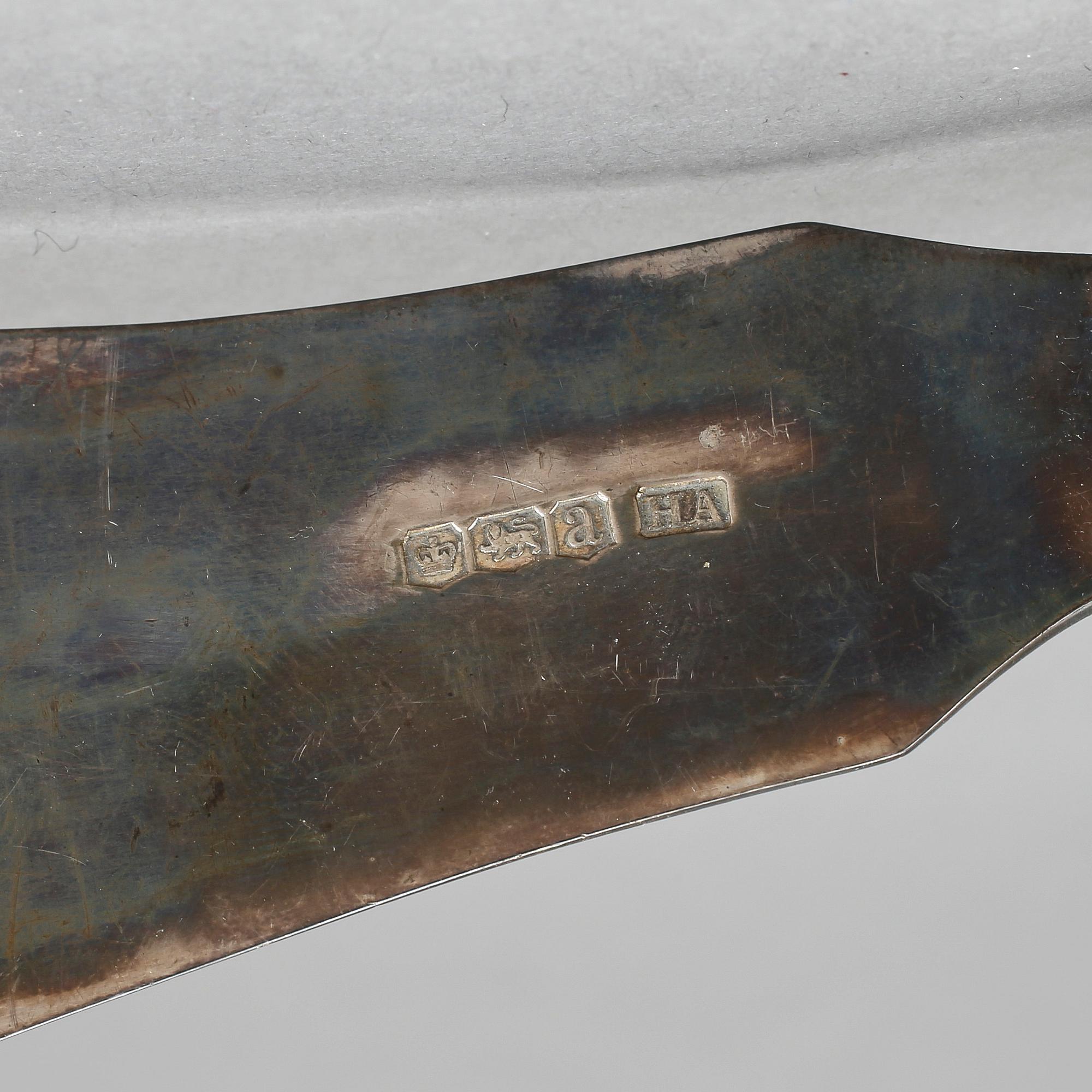 FISKBESTICK, silver och ben, Atkin Brothers, Sheffield, 1918. Total vikt ca 258 gram.