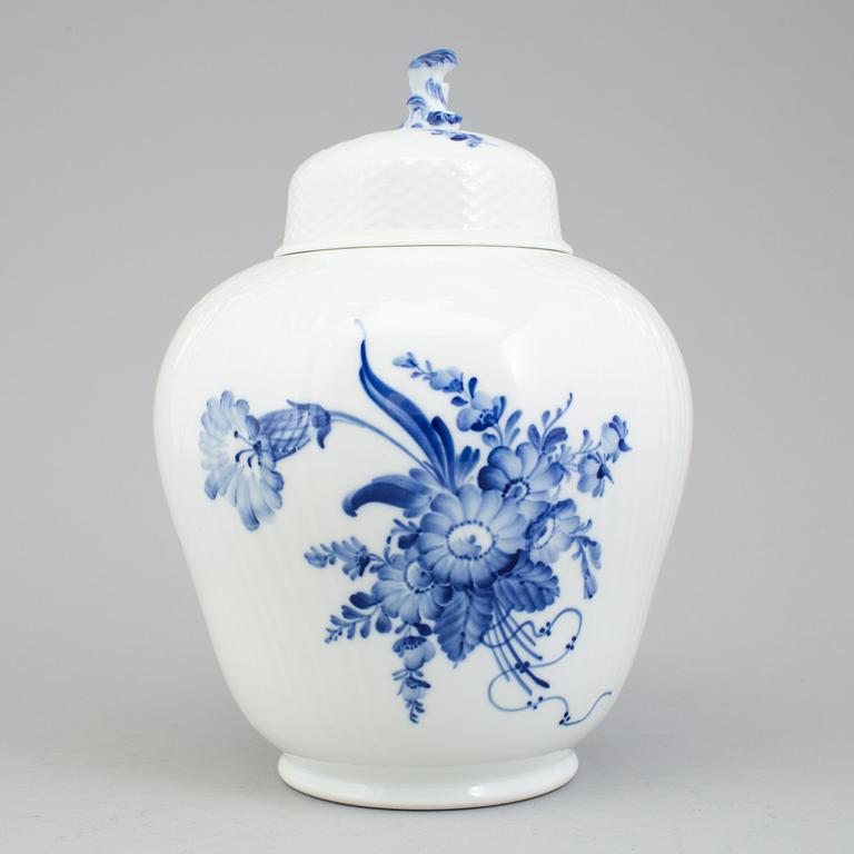 A porcelain lidded urn Blå Blomst Royal Copenhagen.