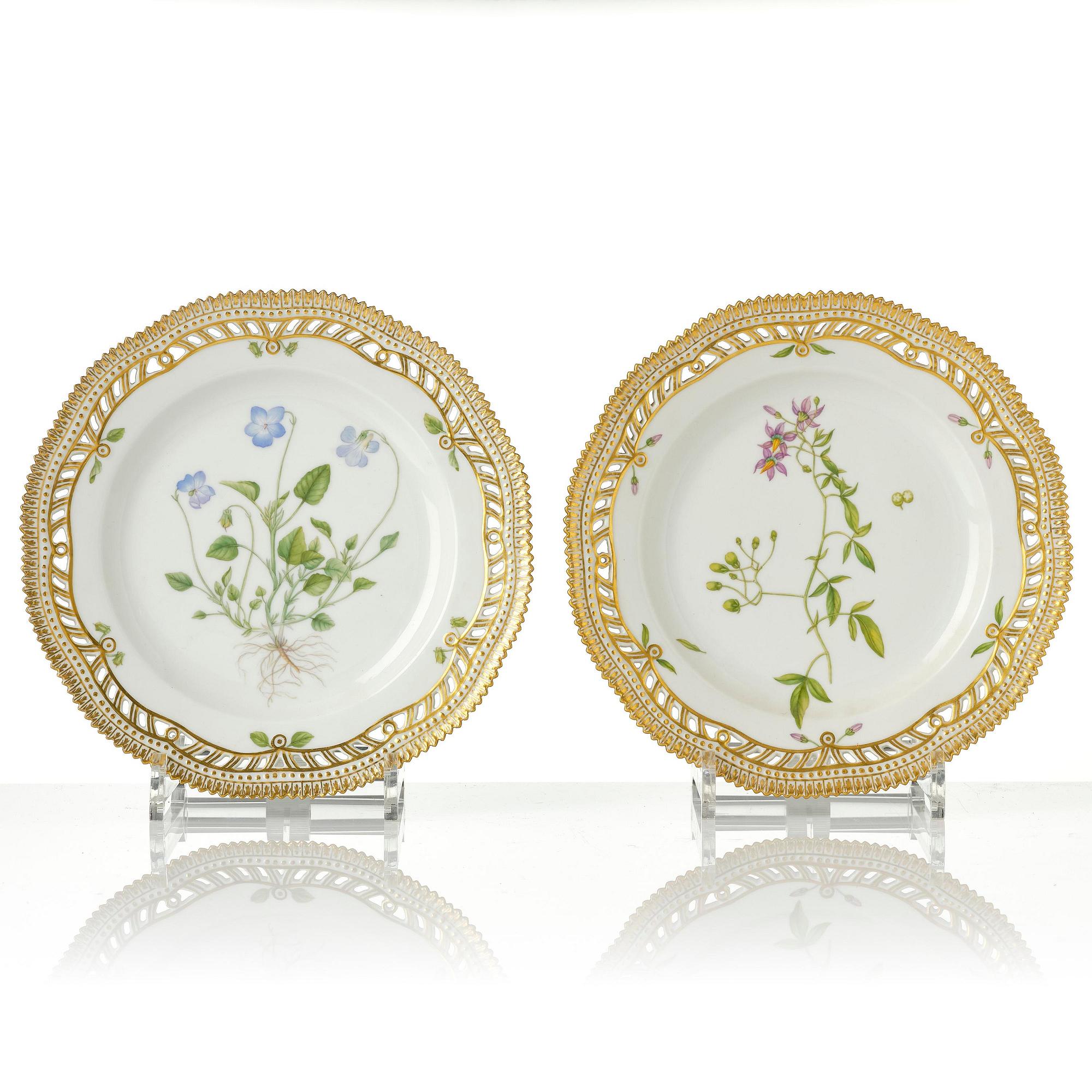 Tallrikar, 13 stycken, porslin. Royal Copenhagen, 'Flora Danica', Danmark, 1900-tal.