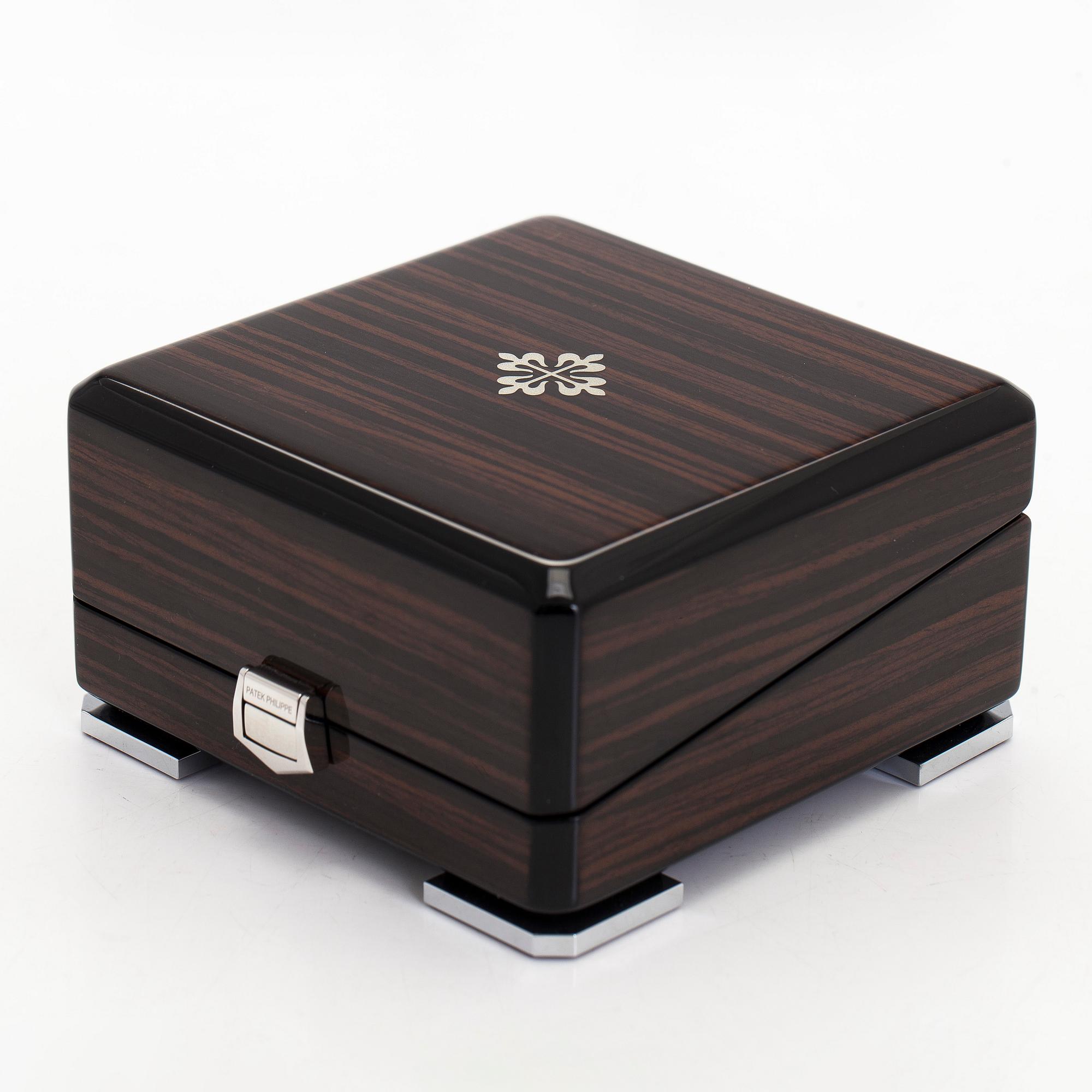 Patek Philippe, a pair of 18K gold "Calatrava" cufflinks.