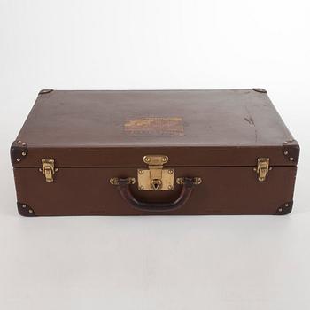 LOUIS VUITTON, a brown faux leather suitcase from around 1910.