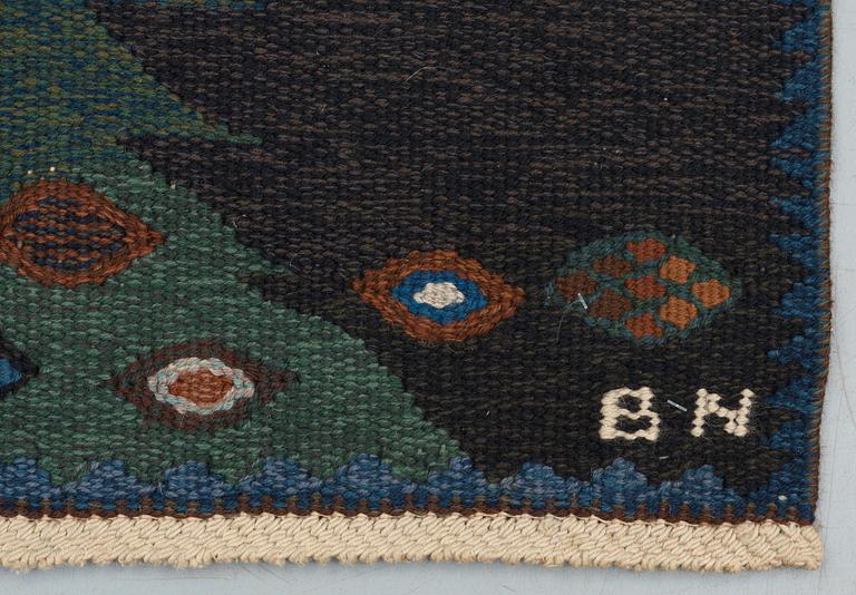 RUG. "Tånga brun och grön". Tapestry weave (gobelängteknik). 116,5 x 115 cm. Signed AB MMF BN.