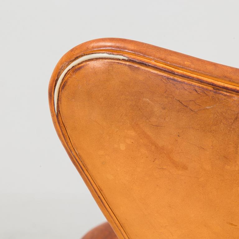 ARNE JACOBSEN, chair, "Sjuan", Fritz Hansen. Nr. 3117.