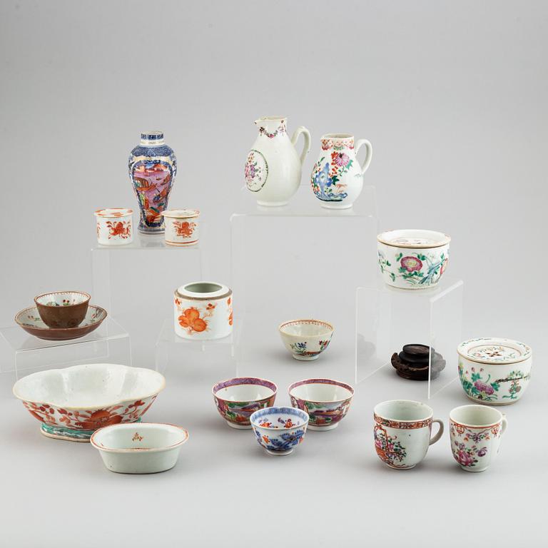 17 blue and white and famille rose porcelain objects, Qing dynasty, 18th/19th century.