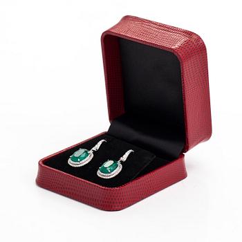 Korvakorupari, 18K valkokultaa, smaragdeja ja briljanttihiottuja timantteja yht. n. 1.02 ct. IGI todistuksella.