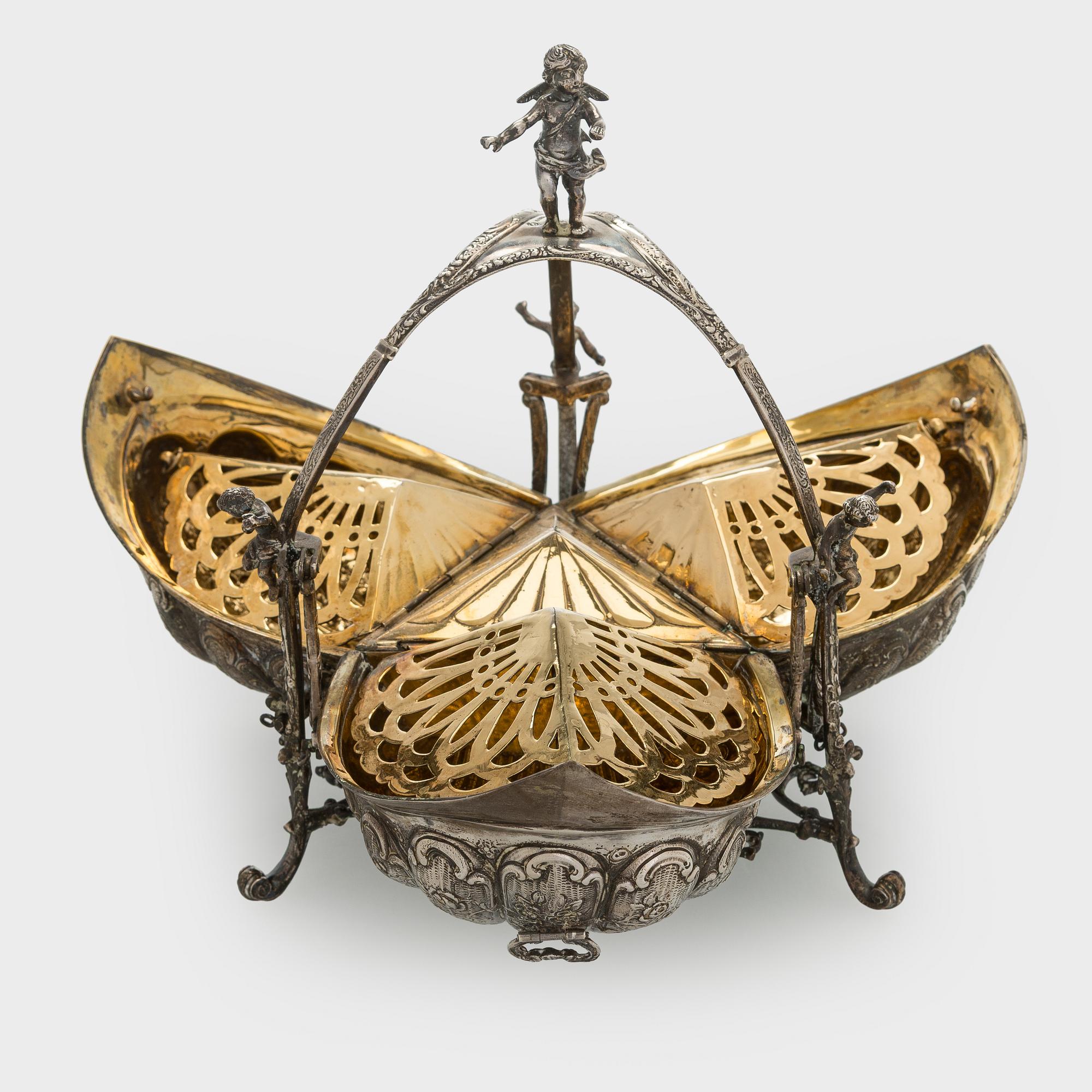 Biscuit / bread warmer, silver, Holland, later half of the 20th century.
