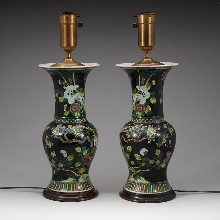 VASER/BORDSLAMPOR, ett par, porslin. Qingdynastin, 1800-tal.