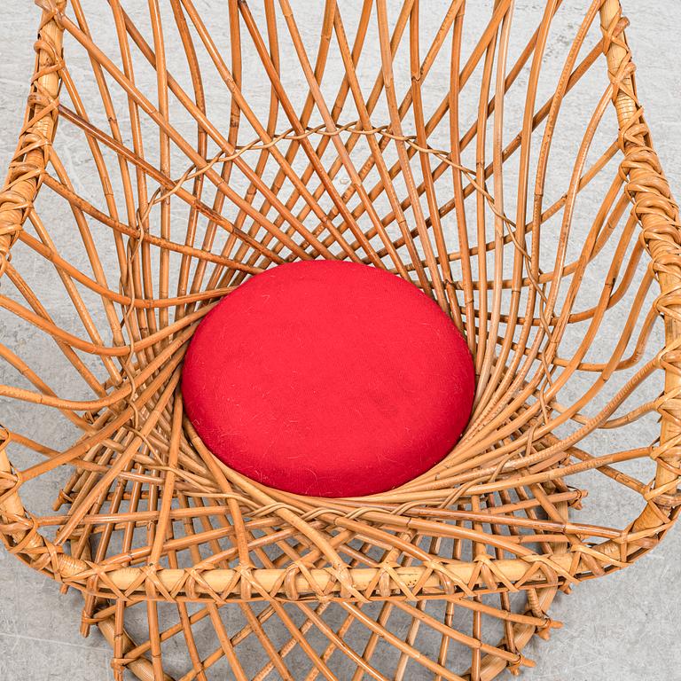 Fåtöljer, ett par samt bord, 1900-talets andra hälft.