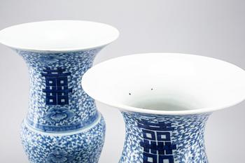 A pair of chinese 20th century porcelian vases.