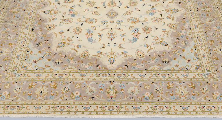 A Keshan carpet, approx. 300 x 206 cm.